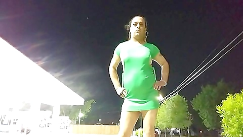 amateur brunette shows off her ass in outdoor clip